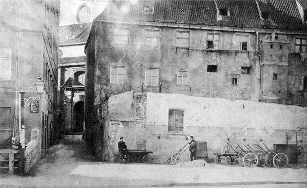 Durchgang zur Peterskirche