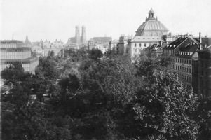  - Blick auf  den Justizpalast und Glaspalast