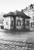  - Trambahnhäuschen am Harras