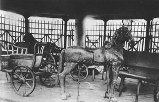  - Pferd und Wagen des Karussells