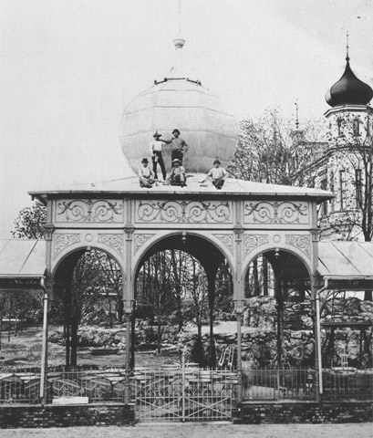 Der Bau 

eines Pavillons im Volksgarten