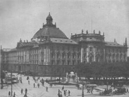  - Karlsplatz mit Justizpalast und Nornenbrunnen
