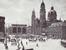  - Feldherrnhalle und Theatinerkirche