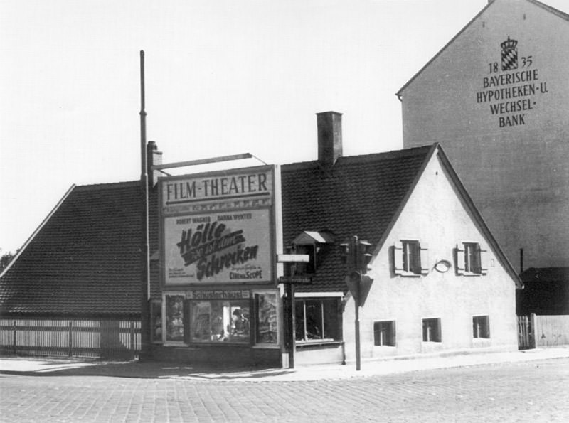 Historische Ansicht: Ehemaliges Schusterhausl mit Kino- und Bankwerbung
