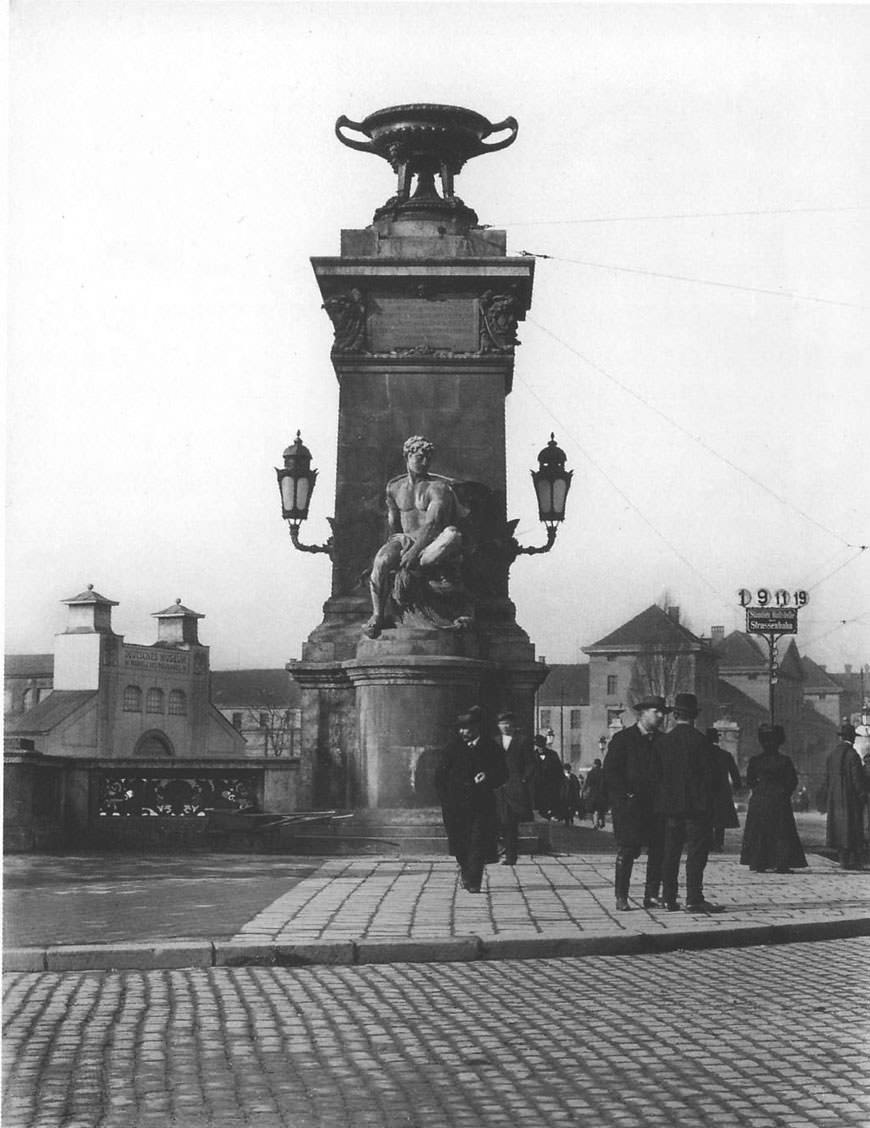 Pylon an der Ludwigsbrücke