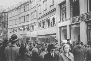  - Kaufhaus Uhlfelder in der   Progromnacht