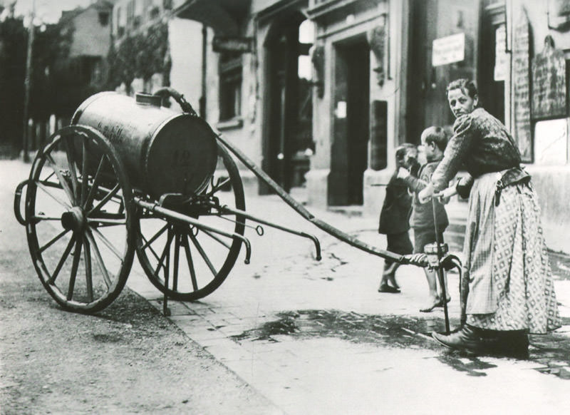 Historische Ansicht: Straßenreinigungsarbeiterin