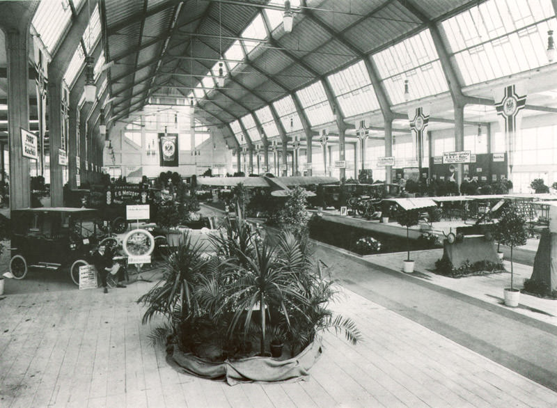 Historische Ansicht: Autoausstellung auf dem 

Messegelände