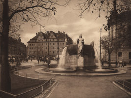 Tiez Hermann - Nornenbrunnen am Karlsplatz um 1910