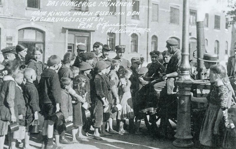 Historische Ansicht: Essensausgabe der Regierungstruppen