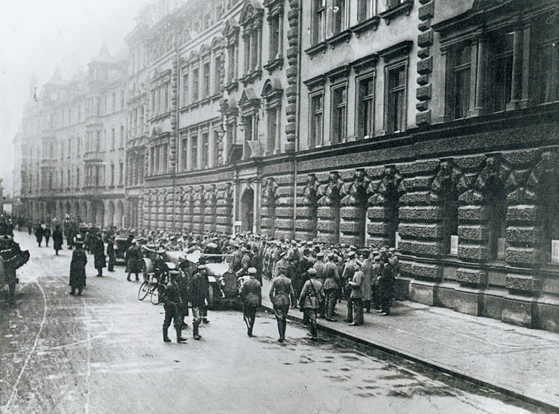 Republikanische Soldaten vor dem Landdtagsgebäude