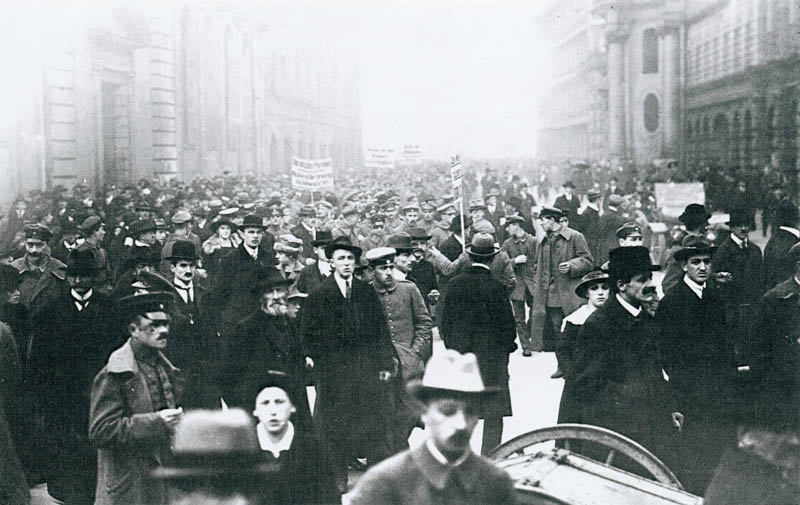Historische Ansicht: Zug der Rätedemonstranten durch die Pfandhausstraße