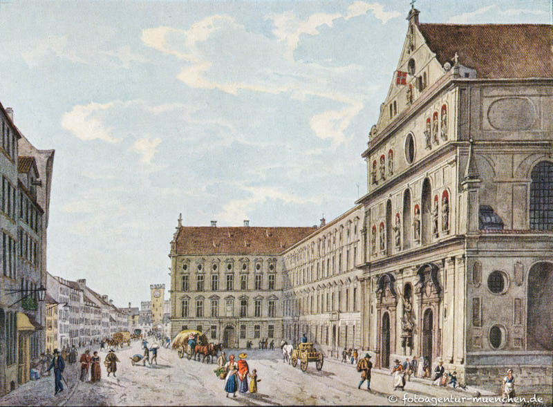 Neuhauser Straße mit der Michaelskirche