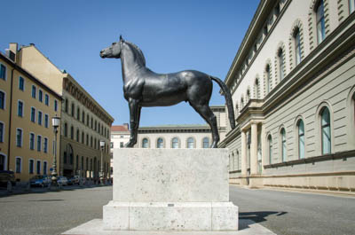 Bleeker Bernhard - Pferdestandbild für die deutsche Kavallerie