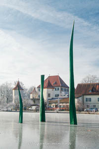 Drei sich aufrichtende Halme