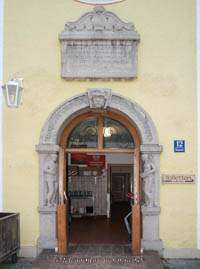 Gerhard Willhalm – Portal und Gedenktafel - Kriegsgeschädigtenheim