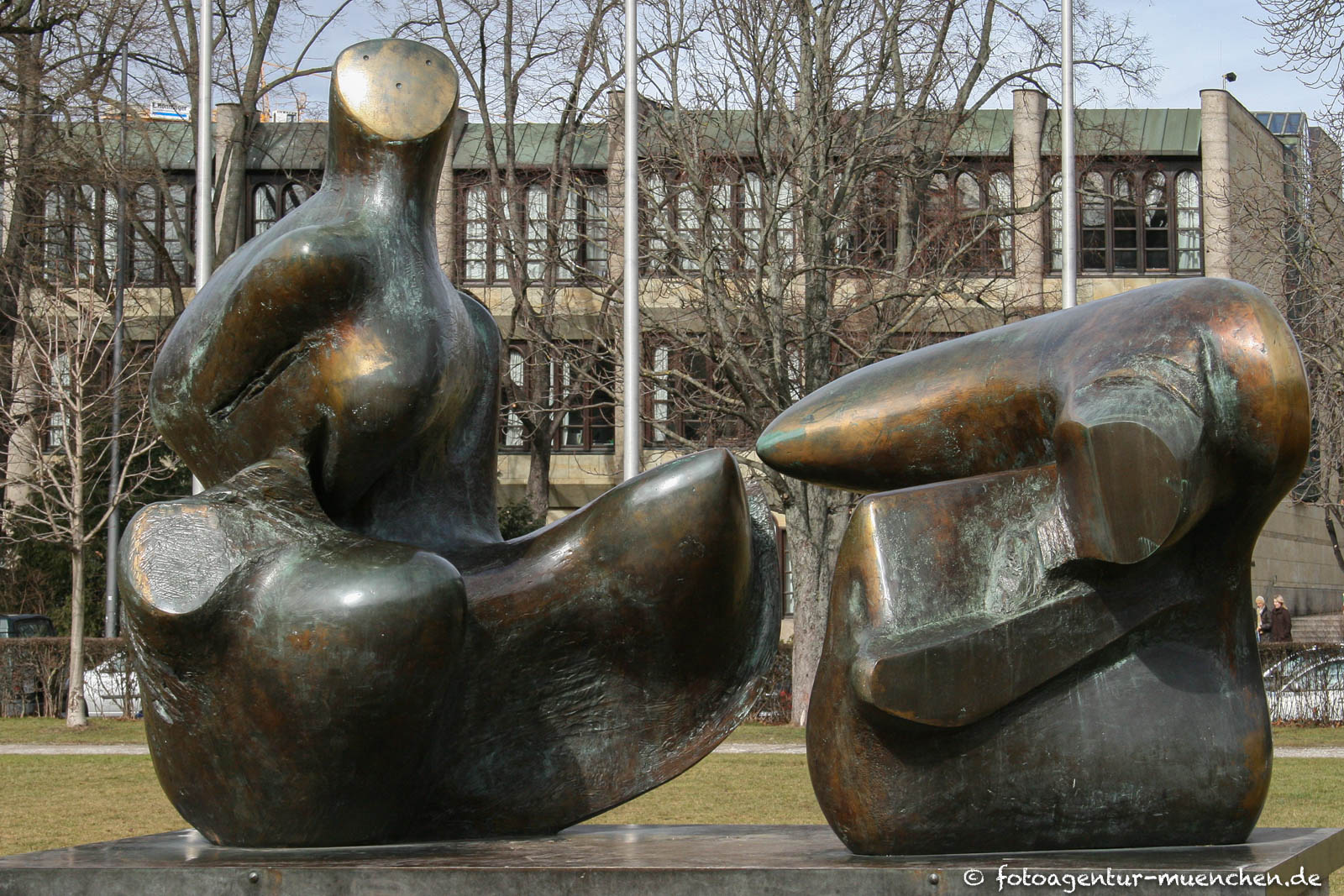 Zweiteilige liegende Figur