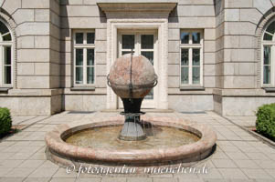 Kraus Werner - Globus-Brunnen