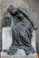 Gerhard Willhalm – Trauernde auf dem Ostfriedhof
