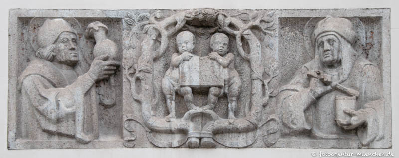 Poliklinik - Relief Cosimas und Damian