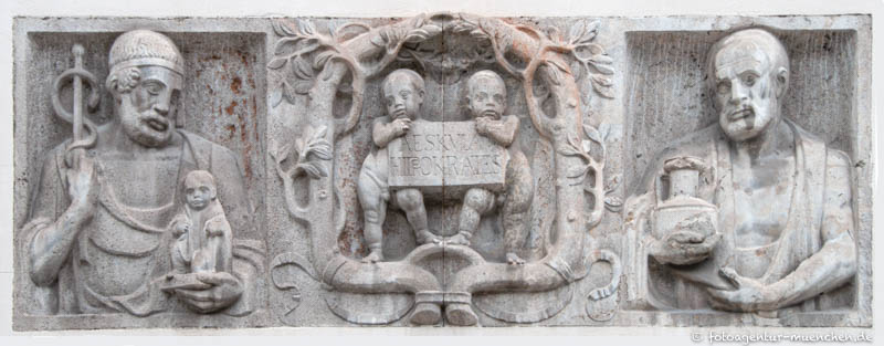 Poliklinik - Relief Aeskulap und Hippokrates
