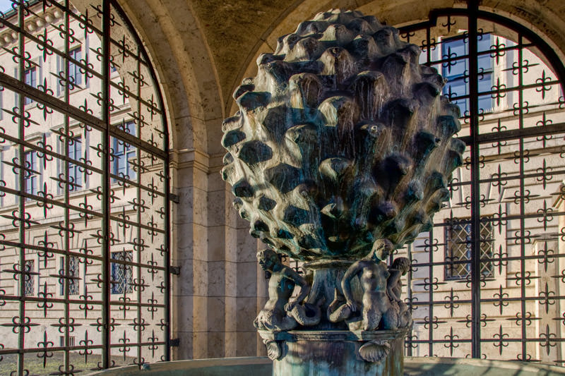 Pinienzapfenbrunnen