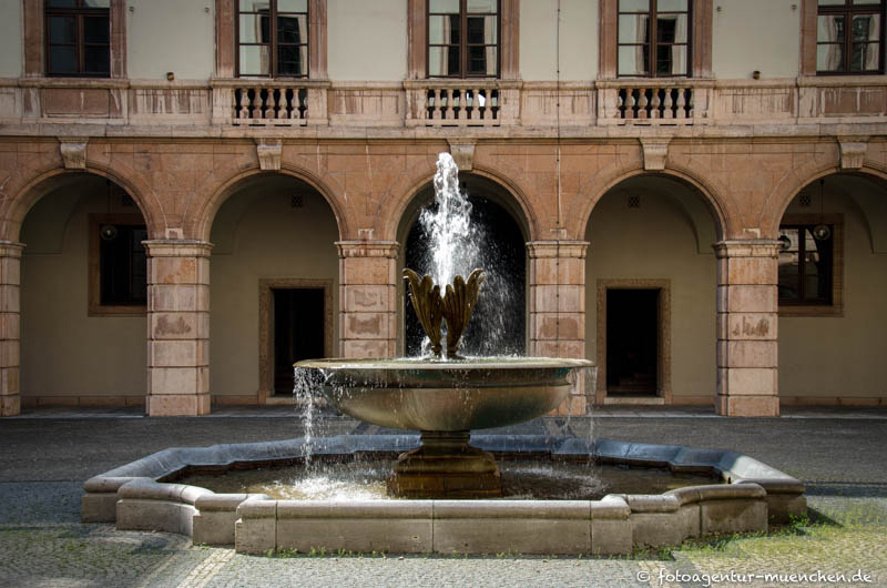  Blütenkelchbrunnen, Schalenbrunnen, Akanthusblüten-Brunnen