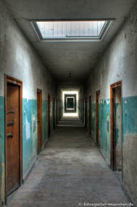 Gerhard Willhalm – KZ Dachau - Zellengang im Bunker