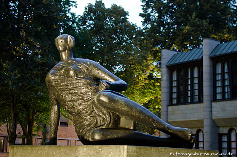 Grosse Liegende – Denkmal/Kunstwerk in München