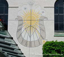 Gerhard Willhalm – Sonnenuhr an der Kirche Heilig Blut