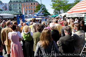 Maibaumaufstellung 2012 am Viktualienmarkt