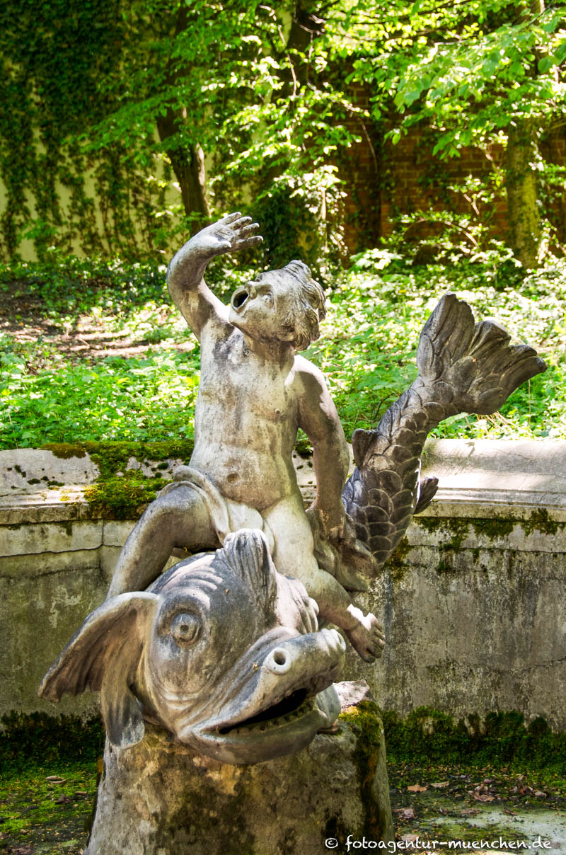 Putto auf Waller reitend