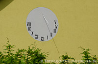 Gerhard Willhalm – Sonnenuhr am Wohnhaus