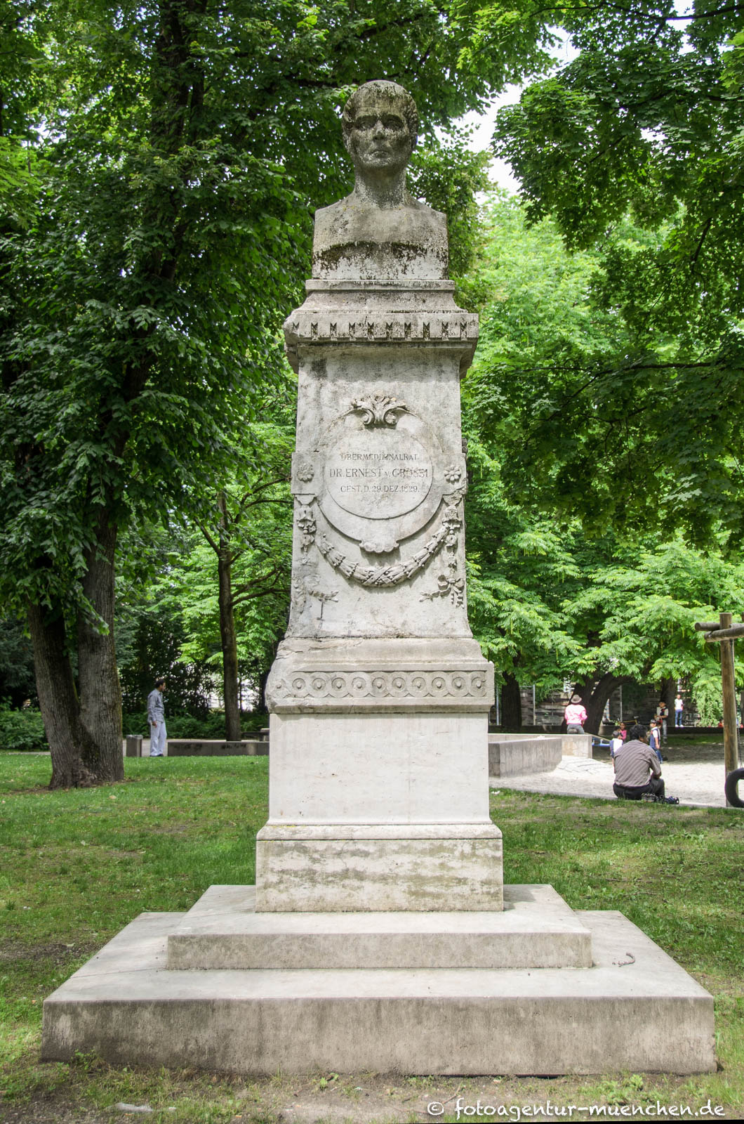 Denkmal - Dr. Ernst von Grossi