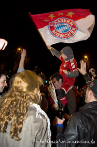 Gerhard Willhalm – Siegesfeier der Bayern-Fans in der Leopoldstraße