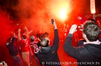 Gerhard Willhalm – FC Bayern-Fans feiern in der Leopoldstraße