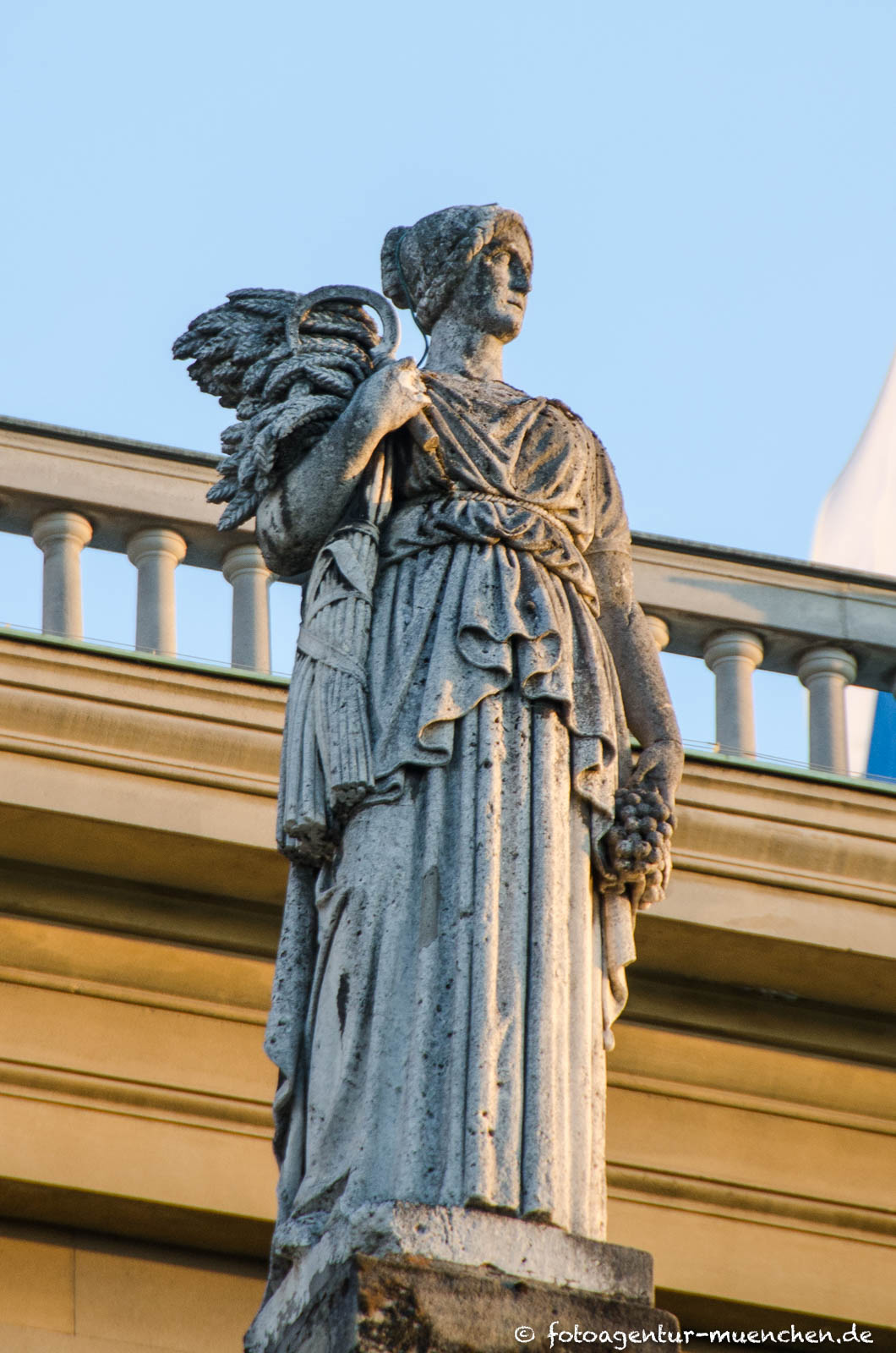 Allegorie für Unterfranken (Winzerin)