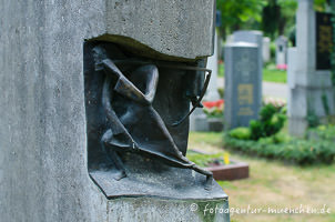 Gerhard Willhalm – Grabstein von Schoyerer