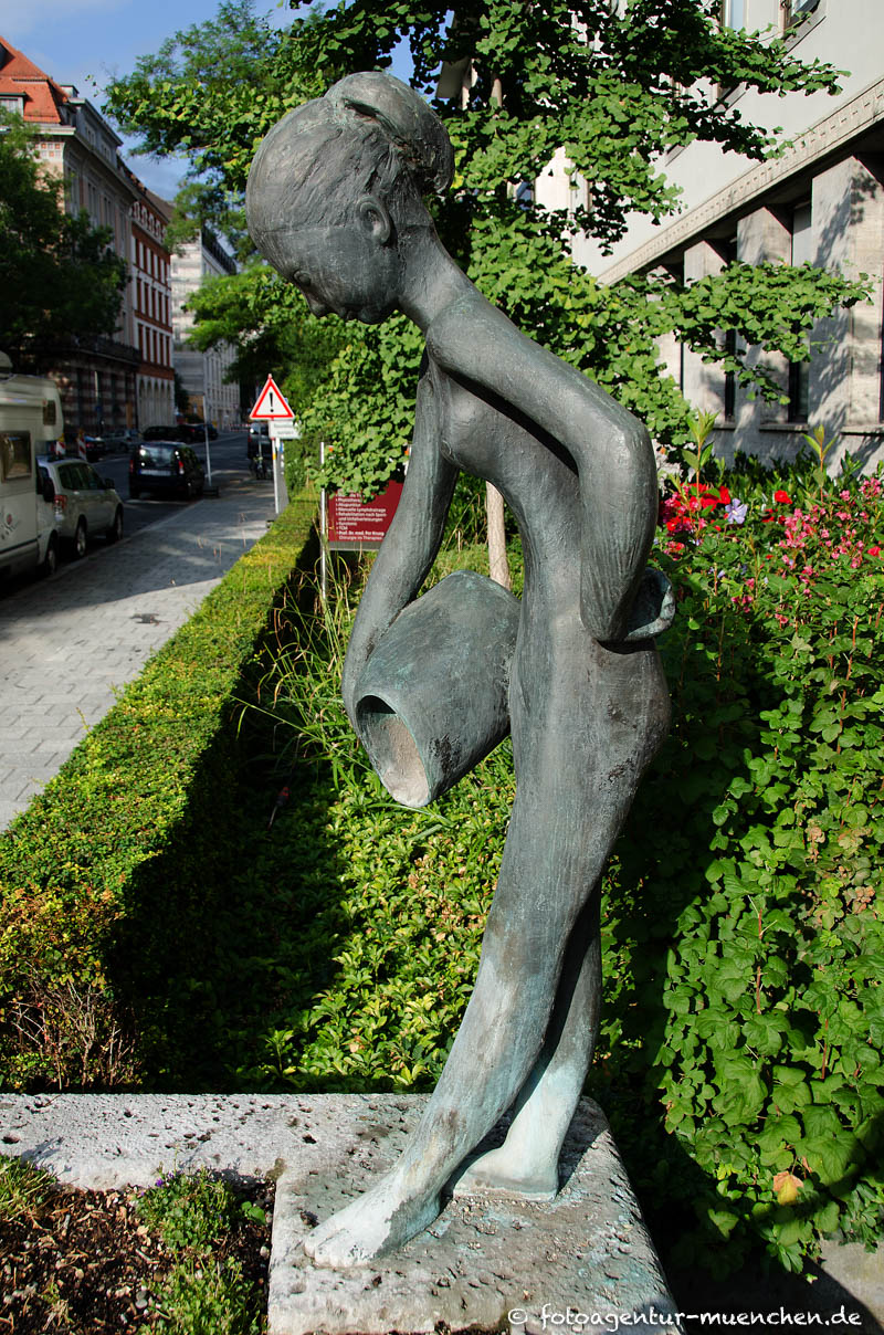 Mädchen mit Krug