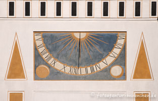 Gerhard Willhalm – Sonnenuhr an der Stuck-Villa