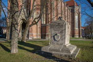 Heilig-Kreuz-Kirche - Kriegerdenkmal
