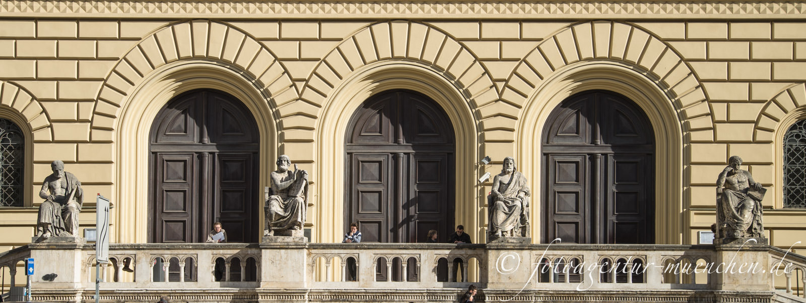 Philosophen vor der Bayrischen Staatsbibliothek