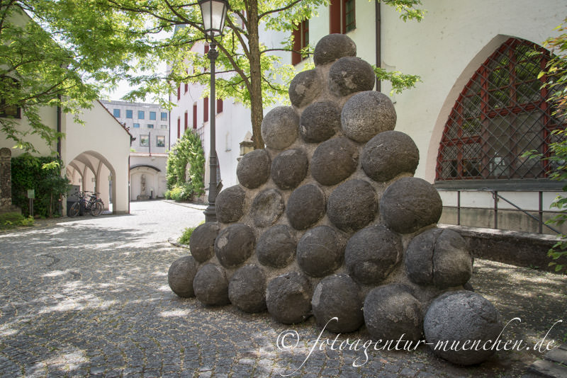 Pyramide aus Steinkugeln – Denkmal/Kunstwerk in München