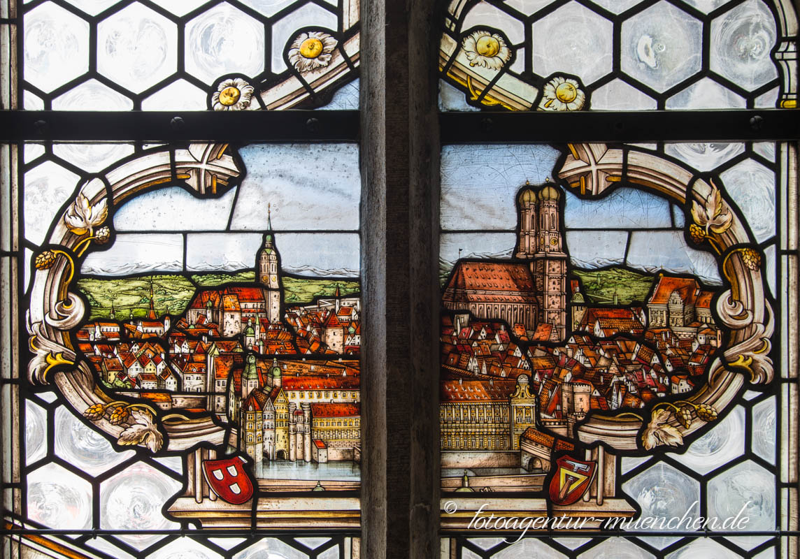 Neues Rathaus - Glasfenter mit Stadtpanorama