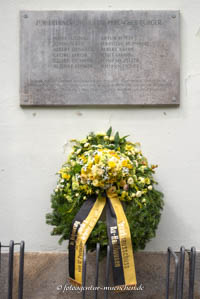 Gerhard Willhalm – Gedenktafel für 12 ermordete Perlacher Bürger