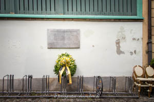 Gerhard Willhalm – Gedenktafel für 12 ermordete Perlacher Bürger