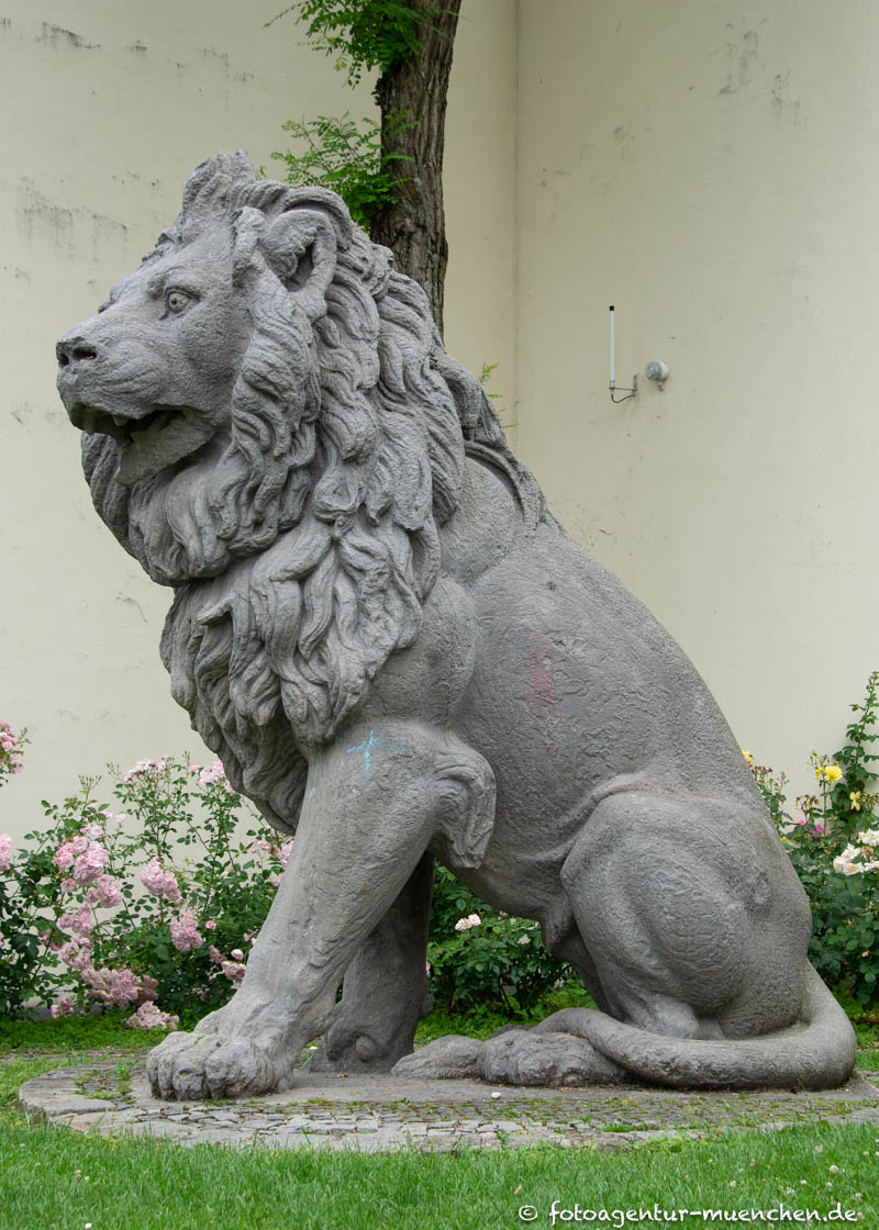 Sitzfigur eines Löwen – Denkmal/Kunstwerk in München