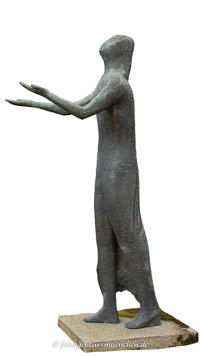Gerhard Willhalm – Stehende Figur mit ausgestreckten Armen