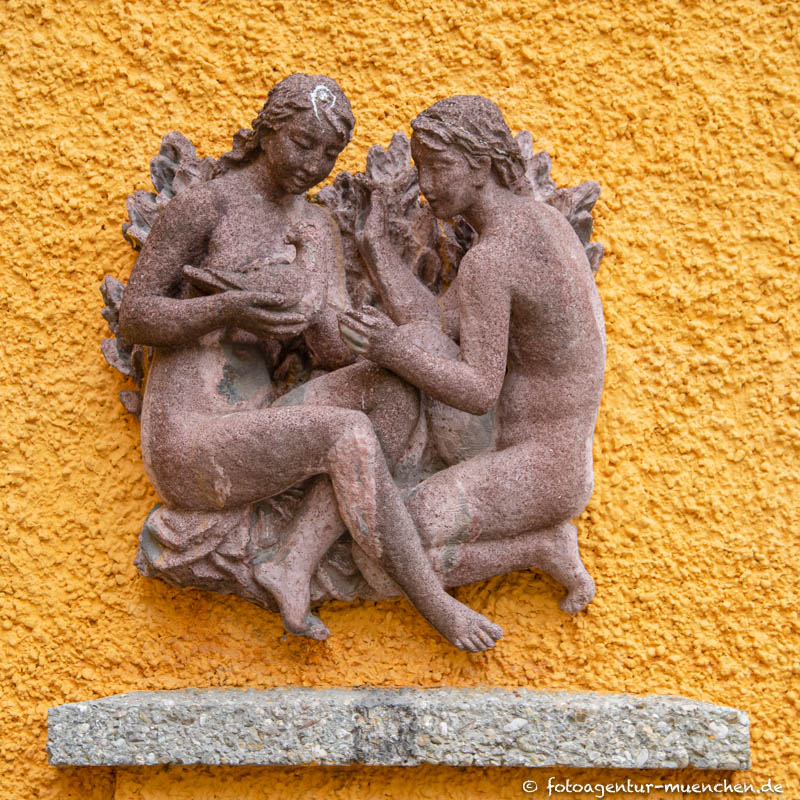 Zwei Mädchen mit Taube