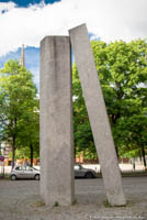 Peters Herbert - Zwei monolithische Granitpfeiler